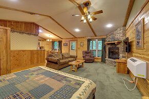 4 Mi to Lake: Wooded Log Cabin in Eureka Springs!