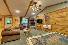 4 Mi to Lake: Wooded Log Cabin in Eureka Springs!