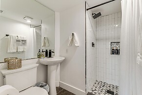 Luxe Family Gem in Montgomery: 'the Lake House!'
