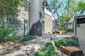 Luxe Family Gem in Montgomery: 'the Lake House!'