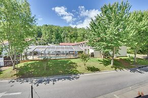 Walk to Main Street Shops: Helen Escape w/ Balcony