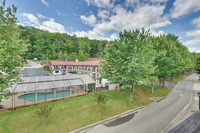 Steps to River + Shops: Downtown Helen Retreat!