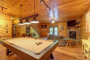 Family Friendly: Hot Tub Haven in Mineral Bluff!