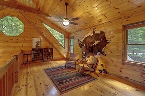 Family Friendly: Hot Tub Haven in Mineral Bluff!