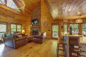 Family Friendly: Hot Tub Haven in Mineral Bluff!