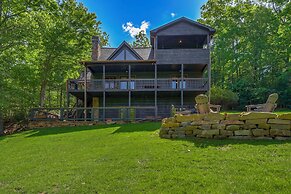 Family Friendly: Hot Tub Haven in Mineral Bluff!