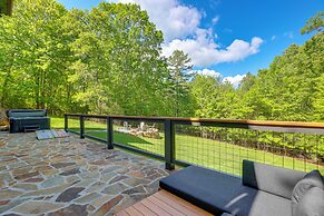 Family Friendly: Hot Tub Haven in Mineral Bluff!