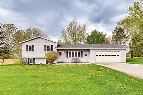 3 Mi to Erie Canal: Home w/ Hot Tub in Holley!