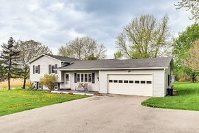 3 Mi to Erie Canal: Home w/ Hot Tub in Holley!