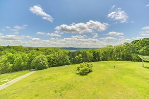 Lake Taneycomo Views: Family-friendly Cabin!