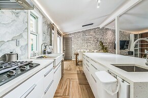 Spacious Home With Outdoor Kitchen & Fenced Yard 4 Bedroom Home