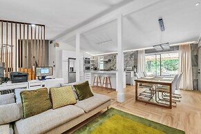 Spacious Home With Outdoor Kitchen & Fenced Yard 4 Bedroom Home