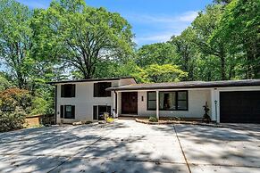 Spacious Home With Outdoor Kitchen & Fenced Yard 4 Bedroom Home