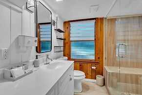 Spacious Home With Outdoor Kitchen & Fenced Yard 4 Bedroom Home