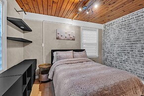 Spacious Home With Outdoor Kitchen & Fenced Yard 4 Bedroom Home