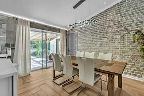 Spacious Home With Outdoor Kitchen & Fenced Yard 4 Bedroom Home