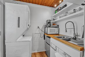 Spacious Home With Outdoor Kitchen & Fenced Yard 4 Bedroom Home