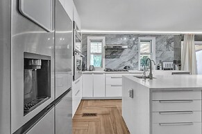 Spacious Home With Outdoor Kitchen & Fenced Yard 4 Bedroom Home