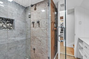 Spacious Home With Outdoor Kitchen & Fenced Yard 4 Bedroom Home