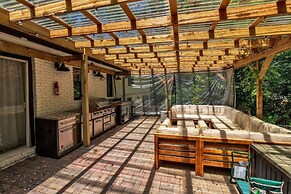 Spacious Home With Outdoor Kitchen & Fenced Yard 4 Bedroom Home