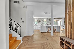 Spacious Home With Outdoor Kitchen & Fenced Yard 4 Bedroom Home