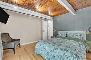 Spacious Home With Outdoor Kitchen & Fenced Yard 4 Bedroom Home