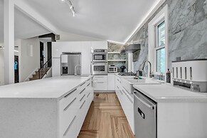 Spacious Home With Outdoor Kitchen & Fenced Yard 4 Bedroom Home