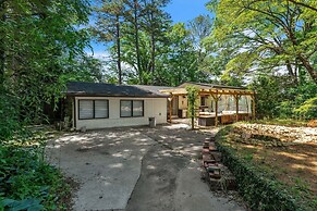 Spacious Home With Outdoor Kitchen & Fenced Yard 4 Bedroom Home