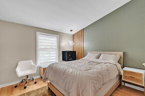 Spacious Home With Outdoor Kitchen & Fenced Yard 4 Bedroom Home