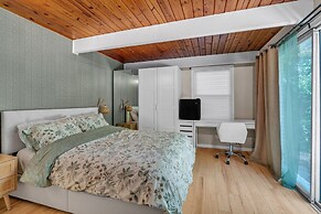 Spacious Home With Outdoor Kitchen & Fenced Yard 4 Bedroom Home