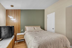 Spacious Home With Outdoor Kitchen & Fenced Yard 4 Bedroom Home