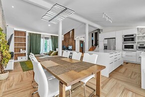 Spacious Home With Outdoor Kitchen & Fenced Yard 4 Bedroom Home