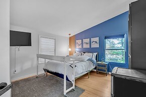 Spacious Home With Outdoor Kitchen & Fenced Yard 4 Bedroom Home