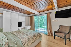 Spacious Home With Outdoor Kitchen & Fenced Yard 4 Bedroom Home