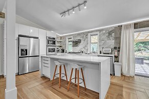 Spacious Home With Outdoor Kitchen & Fenced Yard 4 Bedroom Home