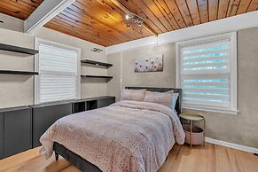 Spacious Home With Outdoor Kitchen & Fenced Yard 4 Bedroom Home