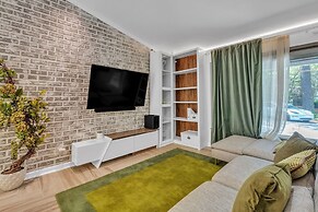 Spacious Home With Outdoor Kitchen & Fenced Yard 4 Bedroom Home