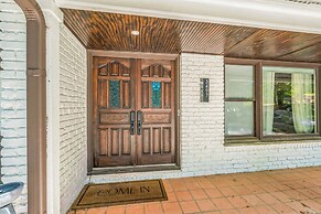 Spacious Home With Outdoor Kitchen & Fenced Yard 4 Bedroom Home