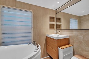 Spacious Home With Outdoor Kitchen & Fenced Yard 4 Bedroom Home