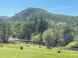 Yurt Retreat - Overlooking the River Blackwater