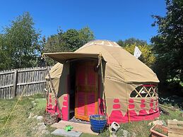 Yurt Retreat - Overlooking the River Blackwater