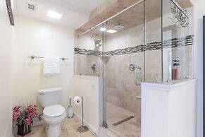 Stunning Gulf 2BR Pools, Spa, Balcony