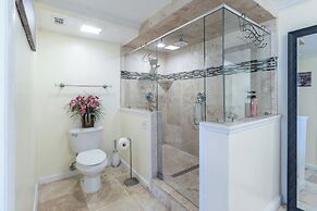 Stunning Gulf 2BR Pools, Spa, Balcony