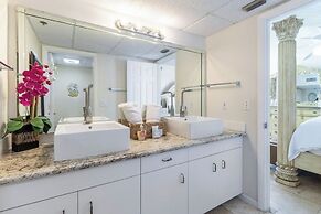 Beachfront King Suite Balcony + Jacuzzi