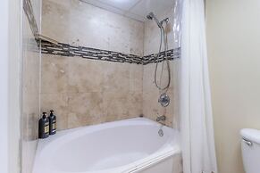 Beachfront King Suite Balcony + Jacuzzi