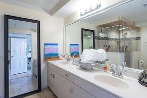 Beachfront King Suite Balcony + Jacuzzi