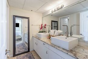 Beachfront King Suite Balcony + Jacuzzi