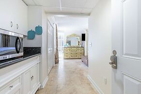 Beachfront King Suite Balcony + Jacuzzi