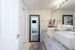 Beachfront King Suite Balcony + Jacuzzi