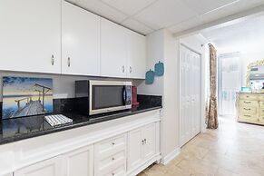 Beachfront King Suite Balcony + Jacuzzi